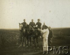 1932, Wołyń, Polska.
Żołnierze 2. Batalionu Saperów Kaniowskich biorą udział w manewrach.  „Wywiad rzeki Dniestr przed wykonanie[m] ćwiczeń z forsowania i przeprawy (przeprowadza por. Sypułkowski)”.
Fot. NN, Instytut Polski i Muzeum im. gen. Sikorskiego w Londynie [Album pamiątkowy za lata 1930-1939 2-ego Pułku Saperów Kaniowskich]