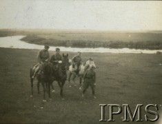 1932, Wołyń, Polska.
Żołnierze 2. Batalionu Saperów Kaniowskich biorą udział w manewrach.  „Wywiad rzeki Dniestr przed wykonanie[m] ćwiczeń z forsowania i przeprawy (przeprowadza por. Sypułkowski)”.
Fot. NN, Instytut Polski i Muzeum im. gen. Sikorskiego w Londynie [Album pamiątkowy za lata 1930-1939 2-ego Pułku Saperów Kaniowskich]
