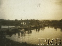 1932, Wołyń, Polska.
Żołnierze 2. Batalionu Saperów Kaniowskich biorą udział w manewrach.  Przemarsz kawalerii przez most.
Fot. NN, Instytut Polski i Muzeum im. gen. Sikorskiego w Londynie [Album pamiątkowy za lata 1930-1939 2-ego Pułku Saperów Kaniowskich]