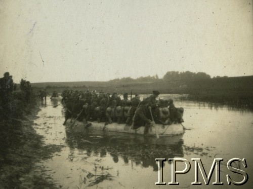 1932, Wołyń, Polska.
Żołnierze 2. Batalionu Saperów Kaniowskich biorą udział w manewrach.  Przeprawa łodziami saperskimi i brezentowymi.
Fot. NN, Instytut Polski i Muzeum im. gen. Sikorskiego w Londynie [Album pamiątkowy za lata 1930-1939 2-ego Pułku Saperów Kaniowskich]