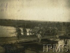 1932, Wołyń, Polska.
Żołnierze 2. Batalionu Saperów Kaniowskich biorą udział w manewrach. Przeprawa artylerii polowej przez most dywizyjny.
Fot. NN, Instytut Polski i Muzeum im. gen. Sikorskiego w Londynie [Album pamiątkowy za lata 1930-1939 2-ego Pułku Saperów Kaniowskich]