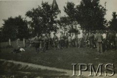 1932, Wołyń, Polska.
Żołnierze 2. Batalionu Saperów Kaniowskich biorą udział w manewrach. „Kontrola pożywienia przez porucznika Stypułkowskiego na jednym z postoi”.
Fot. NN, Instytut Polski i Muzeum im. gen. Sikorskiego w Londynie [Album pamiątkowy za lata 1930-1939 2-ego Pułku Saperów Kaniowskich]