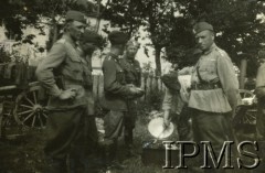 1932, Wołyń, Polska.
Żołnierze 2. Batalionu Saperów Kaniowskich biorą udział w manewrach.  „Kontrola pożywienia przez porucznika Stypułkowskiego na jednym z postoi”.
Fot. NN, Instytut Polski i Muzeum im. gen. Sikorskiego w Londynie [Album pamiątkowy za lata 1930-1939 2-ego Pułku Saperów Kaniowskich]