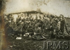 1932, Wołyń, Polska.
Żołnierze 2. Batalionu Saperów Kaniowskich biorą udział w manewrach.  „Zasłużony wypoczynek i spożywanie strawy”.
Fot. NN, Instytut Polski i Muzeum im. gen. Sikorskiego w Londynie [Album pamiątkowy za lata 1930-1939 2-ego Pułku Saperów Kaniowskich]