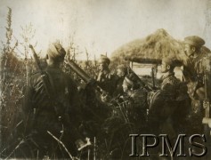 1932, Wołyń, Polska.
Żołnierze 2. Batalionu Saperów Kaniowskich biorą udział w manewrach.  „Saperzy na wysuniętej placówce”.
Fot. NN, Instytut Polski i Muzeum im. gen. Sikorskiego w Londynie [Album pamiątkowy za lata 1930-1939 2-ego Pułku Saperów Kaniowskich]