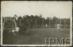 1930-1939, Polska.
Rodzina majora Szymanowskiego na korcie tenisowym.
Fot. NN, Instytut Polski i Muzeum im. gen. Sikorskiego w Londynie [Album pamiątkowy za lata 1930-1939 2-ego Pułku Saperów Kaniowskich]