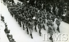 1942-1943, Rio de Janerio, Brazylia.
Defilada brazylijskiego wojska. Przemarsz orkiestry wojskowej.
Fot. NN, Instytut Polski im. Gen. Sikorskiego w Londynie [album posła Franciszka Arciszewskiego nr 262]