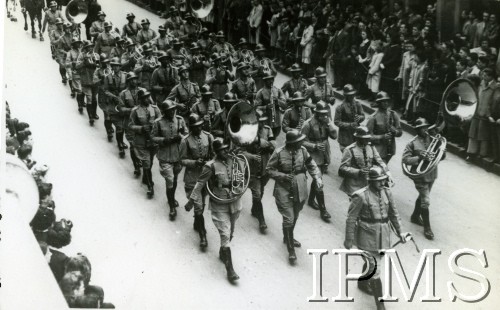 1942-1943, Rio de Janerio, Brazylia.
Defilada brazylijskiego wojska. Przemarsz orkiestry wojskowej.
Fot. NN, Instytut Polski im. Gen. Sikorskiego w Londynie [album posła Franciszka Arciszewskiego nr 262]