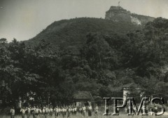 1942-1943, Rio de Janeiro, Brazylia.
Obóz szkoleniowy dla rekrutów polskiego pochodzenia u podnóża góry Corcovado (na jej szczycie widać pomnik Chrystusa Zbawiciela w Rio de Janeiro).
Fot. NN, Instytut Polski im. Gen. Sikorskiego w Londynie [album posła Franciszka Arciszewskiego nr 262]