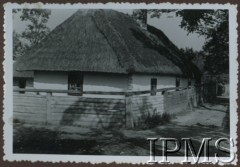 1939, okolice Stalowej Woli, Polska.
Chałupa pokryta strzechą w okolicach Zakładów Południowych w Stalowej Woli.
Fot. NN, Instytut Polski i Muzeum im. gen. Sikorskiego w Londynie