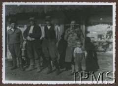 1939, okolice Stalowej Woli, Polska.
Mieszkańcy wsi położonej w okolicach Zakładów Południowych w Stalowej Woli.
Fot. NN, Instytut Polski i Muzeum im. gen. Sikorskiego w Londynie