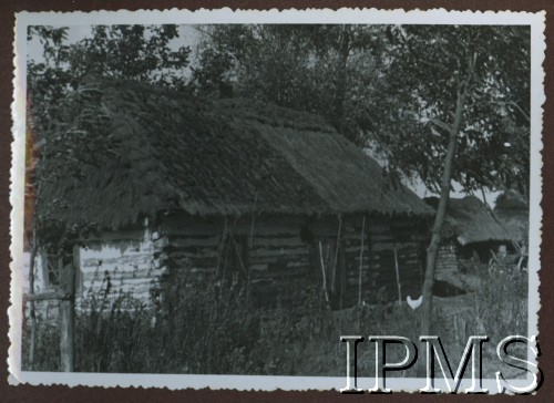 1939, okolice Stalowej Woli, Polska.
Chałupa pokryta strzechą w okolicach Zakładów Południowych w Stalowej Woli.
Fot. NN, Instytut Polski i Muzeum im. gen. Sikorskiego w Londynie