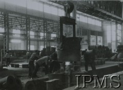 1939, Stalowa Wola, Polska.
Hala produkcyjna w Hucie Stalowa Wola.
Fot. NN, Instytut Polski i Muzeum im. gen. Sikorskiego w Londynie