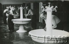 1939, Stalowa Wola, Polska.
Łaźnia pracownicza (prawdopodobnie w Hucie Stalowa Wola).
Fot. NN, Instytut Polski i Muzeum im. gen. Sikorskiego w Londynie