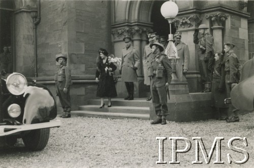 11.03.1941, Arbroath, Anglia, Wielka Brytania.
Brytyjska para królewska Jerzy VI i Elżbieta wizytuje polskich żołnierzy. Towarzyszy im Naczelny Wódz Polskich Sił Zbrojnych generał Władysław Sikorski.
Fot. NN, Instytut Polski i Muzeum im. gen. Sikorskiego [album 278 Czesława Białoszewskiego]