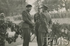 1940-1945, prawdopodobnie Wielka Brytania.
Od lewej: generał Stanisław Maczek, prawdopodobnie generał Kazimierz Dworak, oficer brytyjski.
Fot. NN, Instytut Polski i Muzeum im. gen. Sikorskiego [album 278 Czesława Białoszewskiego]