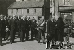 16.07.1943, Newark, Wielka Brytania.
Kondukt pogrzebowy generała Władysława Sikorskiego. Od prawej w pierwszym rzędzie idą: Wódz Naczelny Wojska Polskiego generał Kazimierz Sosnkowski, Helena Sikorska, premier Stanisław Mikołajczyk, za nimi generał Józef Haller, w trzecim rzędzie od prawej:  minister Jan Stańczyk, dwóch nierozpoznanych, minister Karol Popiel, przewodniczący Rady Narodowej Stanisław Grabski.
Fot. NN, Instytut Polski i Muzeum im. gen. Sikorskiego [album 278 Czesława Białoszewskiego]