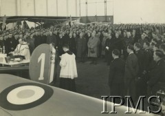 27.03.1940, Lyon-Bron, Francja.
Francuska baza lotnicza Lyon-Bron. Naczelny Wódz gen. Władysław Sikorski z wizytą u polskich lotników. Uroczysta msza święta w hangarze na lotnisku. 
Fot. NN, Instytut Polski i Muzeum im. gen. Sikorskiego w Londynie
