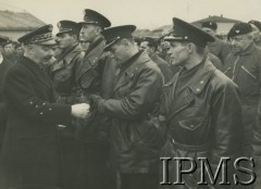 27.03.1940, Lyon-Bron, Francja.
Francuska baza lotnicza Lyon-Bron, francuski generał dekoruje polskich lotników, z tyłu stoją mechanicy.
Fot. NN, Instytut Polski i Muzeum im. gen. Sikorskiego w Londynie

