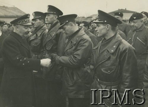 27.03.1940, Lyon-Bron, Francja.
Francuska baza lotnicza Lyon-Bron, francuski generał dekoruje polskich lotników, z tyłu stoją mechanicy.
Fot. NN, Instytut Polski i Muzeum im. gen. Sikorskiego w Londynie
