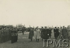 27.03.1940, Lyon-Bron, Francja.
Naczelny Wódz gen. Władysław Sikorski z wizytą u polskich lotników. Przegląd eskadr odlatujących na front. Za Sikorskim (z prawej) idą: płk Stefan Pawlikowski i gen. Victor Denain. W tle samoloty Morane-406.
Fot. NN, Instytut Polski i Muzeum im. gen. Sikorskiego w Londynie
