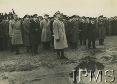 27.03.1940, Lyon-Bron, Francja.
Naczelny Wódz gen. Władysław Sikorski przemawia do lotników, z prawej stoi płk Stefan Pawlikowski.
Fot. NN, Instytut Polski i Muzeum im. gen. Sikorskiego w Londynie
