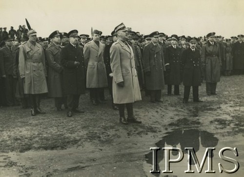 27.03.1940, Lyon-Bron, Francja.
Naczelny Wódz gen. Władysław Sikorski przemawia do lotników, z prawej stoi płk Stefan Pawlikowski.
Fot. NN, Instytut Polski i Muzeum im. gen. Sikorskiego w Londynie
