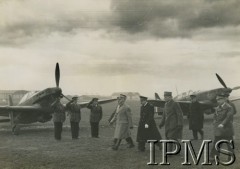 27.03.1940, Lyon-Bron, Francja.
Naczelny Wódz gen. Władysław Sikorski z wizytą u polskich lotników. Przegląd eskadr odlatujących na front. Obok Sikorskiego idzie gen. Victor Denain, w tle samoloty Morane-406.
Fot. NN, Instytut Polski i Muzeum im. gen. Sikorskiego w Londynie
