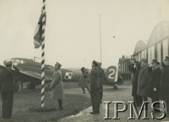 27.03.1940, Lyon-Bron, Francja.
Naczelny Wódz gen. Władysław Sikorski z wizytą u polskich lotników. Podniesienie flagi na maszt. W tle samolot Potez.
Fot. NN, Instytut Polski i Muzeum im. gen. Sikorskiego w Londynie
