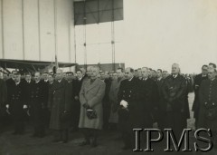 27.03.1940, Lyon-Bron, Francja.
Naczelny Wódz gen. Władysław Sikorski z wizytą u polskich lotników. Uroczysta msza święta w hangarze na lotnisku. Obok Sikorskiego stoi gen. Victor Denain.
Fot. NN, Instytut Polski i Muzeum im. gen. Sikorskiego w Londynie

