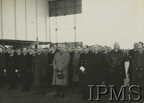 27.03.1940, Lyon-Bron, Francja.
Naczelny Wódz gen. Władysław Sikorski z wizytą u polskich lotników. Uroczysta msza święta w hangarze na lotnisku. Obok Sikorskiego stoi gen. Victor Denain.
Fot. NN, Instytut Polski i Muzeum im. gen. Sikorskiego w Londynie
