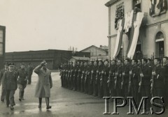 27.03.1940, Lyon-Bron, Francja.
Wizyta generała Władysława Sikorskiego w Szkole Podchorążych Lotnictwa. Generał przed frontem kompanii honorowej.
Fot. NN, Instytut Polski i Muzeum im. gen. Sikorskiego w Londynie
