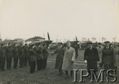 27.03.1940, Lyon-Bron, Francja.
Naczelny Wódz gen. Władysław Sikorski z wizytą u polskich lotników. Przegląd eskadr odlatujących na front. Z prawej idą: gen. Victor Denain i płk Stefan Pawlikowski. W tle samoloty Morane-406.
Fot. NN, Instytut Polski i Muzeum im. gen. Sikorskiego w Londynie
