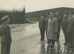 27.03.1940, Lyon-Bron, Francja.
Naczelny Wódz gen. Władysław Sikorski z wizytą u polskich lotników. Za Sikorskim (z lewej) stoi płk Stefan Pawlikowski.
Fot. NN, Instytut Polski i Muzeum im. gen. Sikorskiego w Londynie
