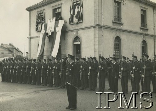 27.03.1940, Lyon, Francja
Wizyta generała Władysława Sikorskiego w Szkole Podchorążych Lotnictwa. Na pierwszym planie kpt. Edmund Jura.
Fot. NN, Instytut Polski i Muzeum im. gen. Sikorskiego w Londynie

