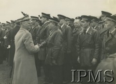 27.03.1940, Lyon-Bron, Francja.
Naczelny Wódz gen. Władysław Sikorski z wizytą u polskich lotników.
Fot. NN, Instytut Polski i Muzeum im. gen. Sikorskiego w Londynie
