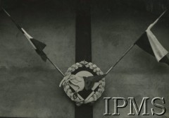 27.03.1940, Lyon-Bron, Francja.
Wizyta generała Władysława Sikorskiego w Szkole Podchorążych Lotnictwa. Flagi: polska i francuska oraz odznaka lotnicza.
Fot. NN, Instytut Polski i Muzeum im. gen. Sikorskiego w Londynie
