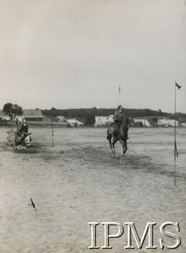 11.07.1927, Lwów, Polska.
Święto Pułkowe w 14 Pułku Ułanów Jazłowieckich, pokazy jeździeckie.
Fot. NN, Instytut Polski i Muzeum im. gen. Sikorskiego w Londynie
