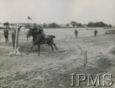 11.07.1927, Lwów, Polska.
Święto Pułkowe w 14 Pułku Ułanów Jazłowieckich, pokazy jeździeckie.
Fot. NN, Instytut Polski i Muzeum im. gen. Sikorskiego w Londynie
