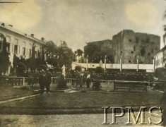 09.07.1939, Jazłowiec, woj. tarnopolskie, Polska.
Koronacja figury Matki Boskiej Jazłowieckiej, ułani podczas uroczystości. W tle ruiny XIV wiecznego zamku. 
Fot. NN, Instytut Polski i Muzeum im. gen. Sikorskiego w Londynie
