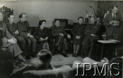 Przed 1943, Wielka Brytania.
Polskie Siły Zbrojne na Zachodzie, 4. z lewej siedzi Zofia Leśniowska - córka gen. Władysława Sikorskiego, Komendantka Główna Pomocniczej Służby Kobiet, obok niej na prawo gen. Gustaw Paszkiewicz.
Fot. NN, Instytut Polski i Muzeum im. gen. Sikorskiego w Londynie [album 29 - gen. Sikorski i jego rodzina]