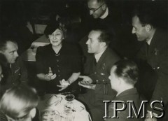 Lata 40., Wielka Brytania.
Helena Sikorska - żona gen. Władysława Sikorskiego podczas rozmowy z polskimi żołnierzami.
Fot. NN, Instytut Polski i Muzeum im. gen. Sikorskiego w Londynie [album 29 - gen. Sikorski i jego rodzina]