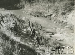 1941-1942, okolice Owen Sound, Kanada.
Ochotnicy z Obozu Tadeusz Kościuszko Polskich Jednostek Zbrojnych podczas ćwiczeń w terenie.
Fot. Hoffman Photo Studio (5456 Chene - Detroit Mich), Instytut Polski i Muzeum im. gen. Sikorskiego. [album 309]