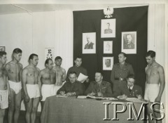 1941-1942, prawdopodobnie Owen Sound, Kanada.
Ochotnicy z Obozu Tadeusz Kościuszko Polskich Jednostek Zbrojnych przed komisją lekarską.
Fot. Hoffman Photo Studio (5456 Chene - Detroit Mich), Instytut Polski i Muzeum im. gen. Sikorskiego. [album 309]