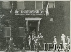1941-1942, Owen Sound, Kanada.
Obóz Tadeusz Kościuszko Polskich Jednostek Zbrojnych. Wejście do budynku głównego.
Fot. Hoffman Photo Studio (5456 Chene - Detroit Mich), Instytut Polski i Muzeum im. gen. Sikorskiego. [album 309]