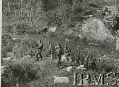 1941-1942, okolice Owen Sound, Kanada.
Ochotnicy z Obozu Tadeusz Kościuszko Polskich Jednostek Zbrojnych podczas ćwiczeń w terenie.
Fot. Hoffman Photo Studio (5456 Chene - Detroit Mich), Instytut Polski i Muzeum im. gen. Sikorskiego. [album 309]