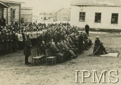 11.11.1941, Buzułuk, obł. Czkałowsk, ZSRR.
Msza na dziedzińcu ośrodka nr 1 Komendy Garnizonu z okazji Święta Niepodległości. Z prawej siedzi gen. Władysław Anders.
Fot. NN, Instytut Polski i Muzeum im. gen. Sikorskiego w Londynie