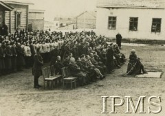 11.11.1941, Buzułuk, obł. Czkałowsk, ZSRR.
Msza na dziedzińcu ośrodka nr 1 Komendy Garnizonu z okazji Święta Niepodległości. Z prawej siedzi gen. Władysław Anders.
Fot. NN, Instytut Polski i Muzeum im. gen. Sikorskiego w Londynie