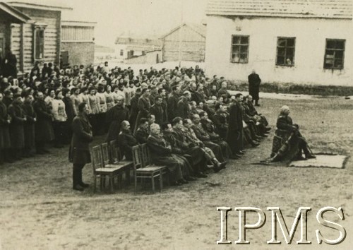 11.11.1941, Buzułuk, obł. Czkałowsk, ZSRR.
Msza na dziedzińcu ośrodka nr 1 Komendy Garnizonu z okazji Święta Niepodległości. Z prawej siedzi gen. Władysław Anders.
Fot. NN, Instytut Polski i Muzeum im. gen. Sikorskiego w Londynie