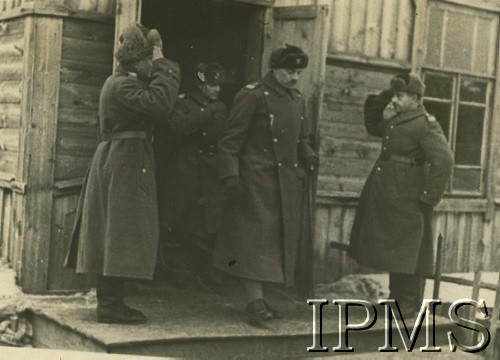 1941, Tockoje, ZSRR.
Inspekcja w 6 Dywizji Piechoty, w środku idzie gen. Władysław Anders.
Fot. NN, Instytut Polski i Muzeum im. gen. Sikorskiego w Londynie